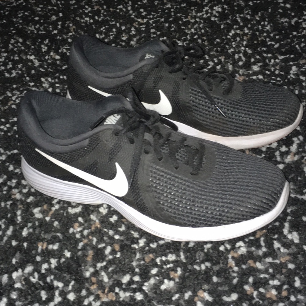 Grey size 9.5 mens Nike tennis/ running shoes